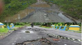 Kondisi ruas jalan yang rusak di sejumlah titik di pulau Halmahera Maluku Utara 
