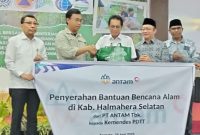 Kemendes PDTT RI dan PT. ANTAM Tbk, serahkan bantuan sembako secara simbolis untuk warga Halsel, melalui Wabub Halsel 