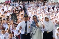 Foto bersama Siswa baru dan Kepsek SMPN 2 Kota Ternate 