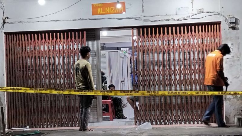 Pemasangan Police line, dilokasi kejadian