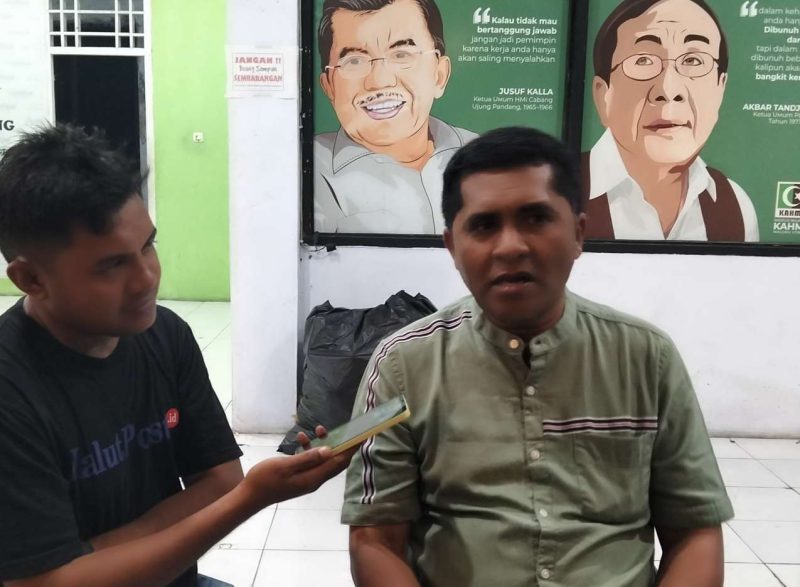 Senator DPD RI perwakilan Malut, Hasbi Yusuf, saat diwawancarai awak media di Sekretariat KAHMI Malut 