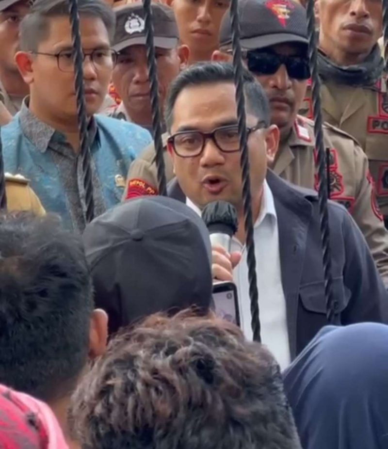 Ketua Komisi II DPR RI, Rifqinizamy Karsayuda, saat hering dengan massa aksi MARKAS untuk DOB Sofifi 