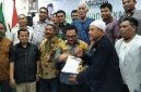 Penyerahan dokumen 11 DOB Malut oleh Sekertaris PR 11 DOB, H. Muhammad Adam, ke Ketua Komisi II DPR RI 