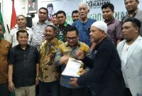 Penyerahan dokumen 11 DOB Malut oleh Sekertaris PR 11 DOB, H. Muhammad Adam, ke Ketua Komisi II DPR RI 