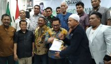 Penyerahan dokumen 11 DOB Malut oleh Sekertaris PR 11 DOB, H. Muhammad Adam, ke Ketua Komisi II DPR RI 