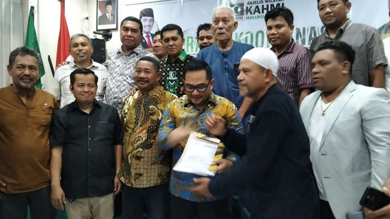 Penyerahan dokumen 11 DOB Malut oleh Sekertaris PR 11 DOB, H. Muhammad Adam, ke Ketua Komisi II DPR RI 