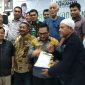 Penyerahan dokumen 11 DOB Malut oleh Sekertaris PR 11 DOB, H. Muhammad Adam, ke Ketua Komisi II DPR RI 