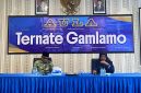 Camat Pulau Ternate, Royandi Nasir, SH di dampingi Sekcam saat pimpin rapat 