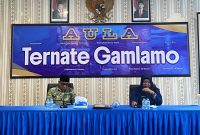 Camat Pulau Ternate, Royandi Nasir, SH di dampingi Sekcam saat pimpin rapat 