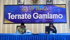 Camat Pulau Ternate, Royandi Nasir, SH di dampingi Sekcam saat pimpin rapat 