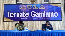 Camat Pulau Ternate, Royandi Nasir, SH di dampingi Sekcam saat pimpin rapat 