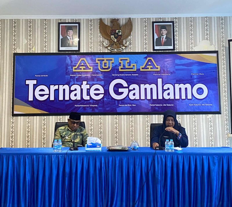 Camat Pulau Ternate, Royandi Nasir, SH di dampingi Sekcam saat pimpin rapat 