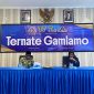 Camat Pulau Ternate, Royandi Nasir, SH di dampingi Sekcam saat pimpin rapat 