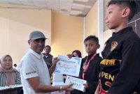 Kadispora Malut, Saifuddin Djuba, serahkan uang pembinaan kepada pemenang kejuaraan Pencak Silat Gubernur Cup Maluku 2025