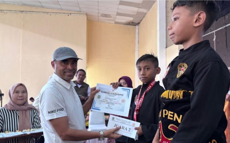 Kadispora Malut, Saifuddin Djuba, serahkan uang pembinaan kepada pemenang kejuaraan Pencak Silat Gubernur Cup Maluku 2025