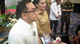 Ketua Komisi II DPR RI, Rifqinizamy Karsayuda, di dampingi Gubernur Malut, saat wawancara di Sahid Bella Hotel 