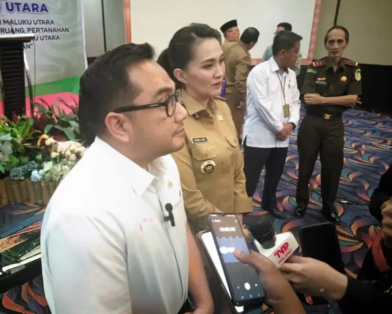 Ketua Komisi II DPR RI, Rifqinizamy Karsayuda, di dampingi Gubernur Malut, saat wawancara di Sahid Bella Hotel 