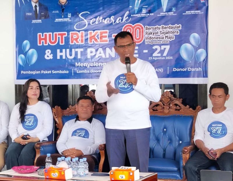 Ketwil PAN Malut, Dr. Kasman H. Ahmad, S.Ag., M.Pd, saat beri sambutan pada pembagian sembako di sekertariat PAN Malut 