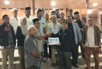 Penyerahan dokumen 11 DOB Wilayah Malut oleh Presidium Rakyat 11 DOB Wilayah Malut ke Sultan Ternate 