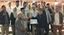 Penyerahan dokumen 11 DOB Wilayah Malut oleh Presidium Rakyat 11 DOB Wilayah Malut ke Sultan Ternate 