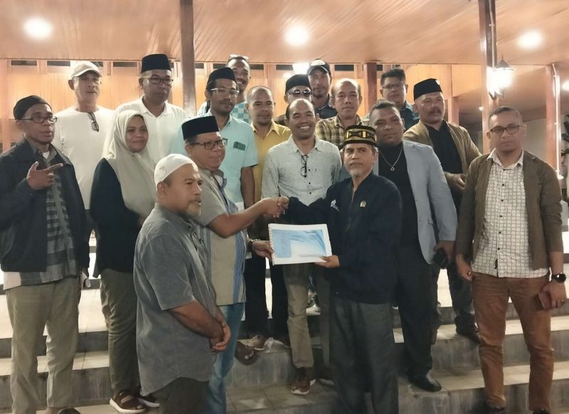 Penyerahan dokumen 11 DOB Wilayah Malut oleh Presidium Rakyat 11 DOB Wilayah Malut ke Sultan Ternate 
