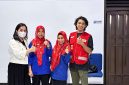 Ketua DPW PUAN Malut dan Bendahara DPW PAN Malut, Meiyu Yanti Drakel bersama Tim Medis Donor Darah 