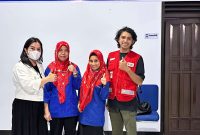 Ketua DPW PUAN Malut dan Bendahara DPW PAN Malut, Meiyu Yanti Drakel bersama Tim Medis Donor Darah 