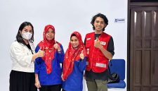 Ketua DPW PUAN Malut dan Bendahara DPW PAN Malut, Meiyu Yanti Drakel bersama Tim Medis Donor Darah 