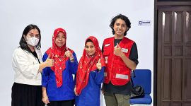 Ketua DPW PUAN Malut dan Bendahara DPW PAN Malut, Meiyu Yanti Drakel bersama Tim Medis Donor Darah 