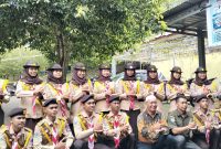 Foto bersama Kepsek SMAN 3 Kota Ternate dan 16 anggota Pramuka peserta Perkemahan Mabicab 2 Kota Ternate 
