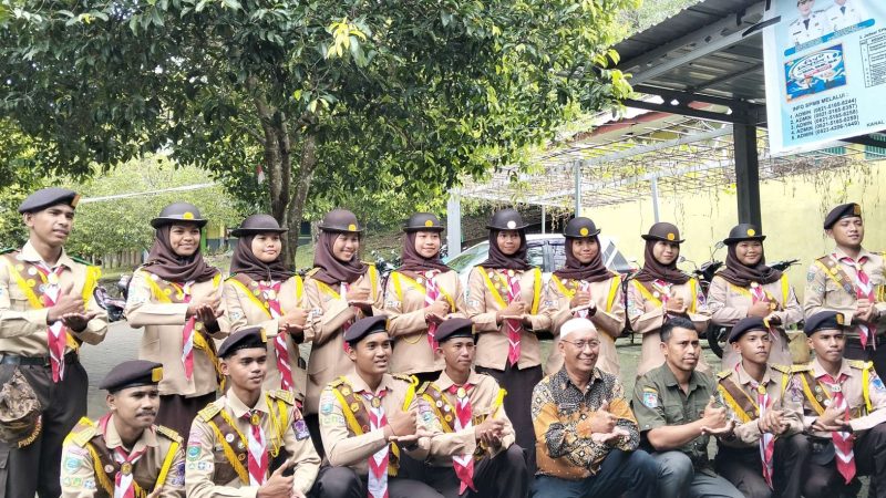 Foto bersama Kepsek SMAN 3 Kota Ternate dan 16 anggota Pramuka peserta Perkemahan Mabicab 2 Kota Ternate 