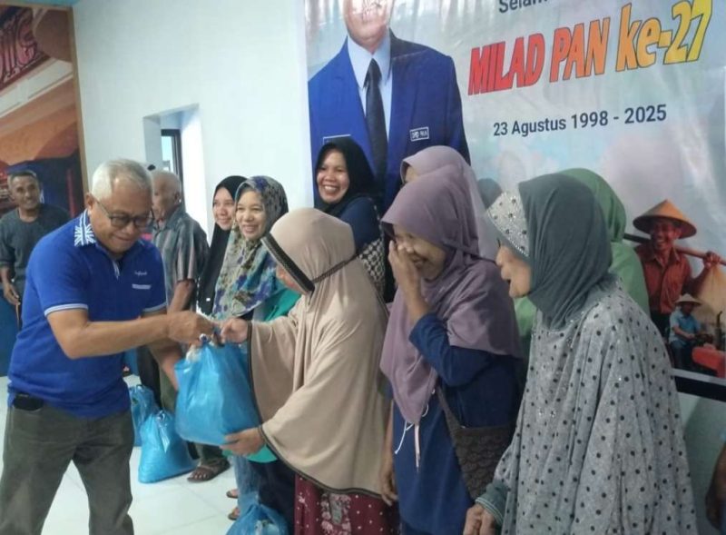 Penyerahan Sembako oleh DPD PAN Kota Tikep, ke warga Kel. Mareku