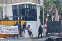 Koordinator aksi, Tusri Karim, saat orasi di depan Kantor Perwakilan PT. Harita Grup 