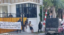 Koordinator aksi, Tusri Karim, saat orasi di depan Kantor Perwakilan PT. Harita Grup 