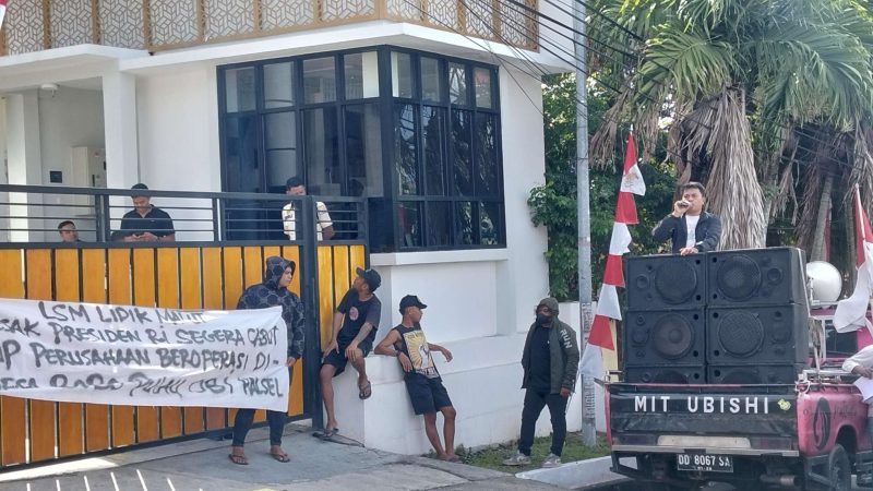 Koordinator aksi, Tusri Karim, saat orasi di depan Kantor Perwakilan PT. Harita Grup 