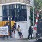 Koordinator aksi, Tusri Karim, saat orasi di depan Kantor Perwakilan PT. Harita Grup 