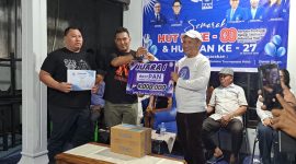 Sekwil PAN Malut, Jamrud H. Wahab, serahkan bonus untuk juara 1 lomba Domino DorPAN 2025