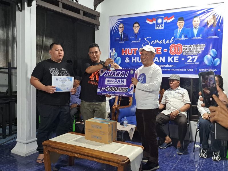 Sekwil PAN Malut, Jamrud H. Wahab, serahkan bonus untuk juara 1 lomba Domino DorPAN 2025