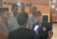 Sultan Ternate, Hidayatullah Sjah, saat diwawancarai di Pendopo Kedaton Ternate 