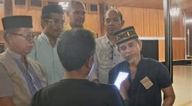 Sultan Ternate, Hidayatullah Sjah, saat diwawancarai di Pendopo Kedaton Ternate 