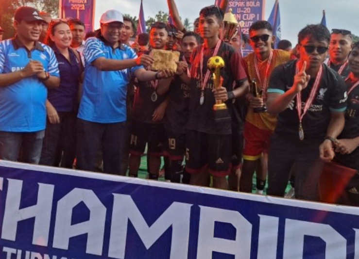 Penyerahan Bonus Juara Turnamen Sepak Bola PAN Cup I 2025, oleh Ketua DPW PAN Malut, Dr. Kasman H. Ahmad