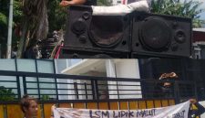 Ketua LSM LIDIK Malut, pimpin aksi di depan Kantor Perwakilan PT. Harita Grup 