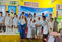 Anggota DPRD Morotai Fraksi PAN, serahkan bingkisan ke siswa/i Mis H Achmad Syukur