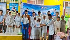 Anggota DPRD Morotai Fraksi PAN, serahkan bingkisan ke siswa/i Mis H Achmad Syukur