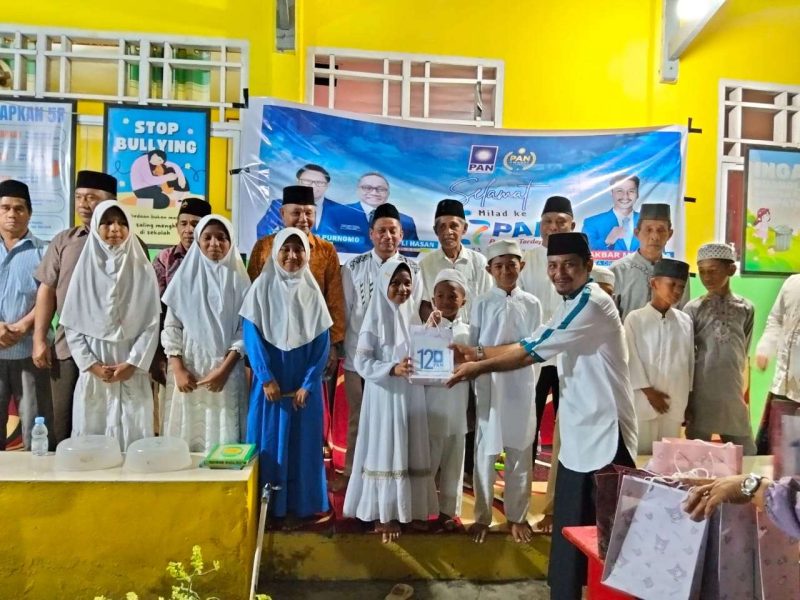 Anggota DPRD Morotai Fraksi PAN, serahkan bingkisan ke siswa/i Mis H Achmad Syukur
