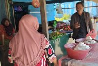 Sekertaris Komisi II DPRD Kota Ternate, Bang Ridho, menyapa pedagang di Pasar Syariah Sasa