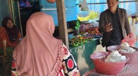 Sekertaris Komisi II DPRD Kota Ternate, Bang Ridho, menyapa pedagang di Pasar Syariah Sasa