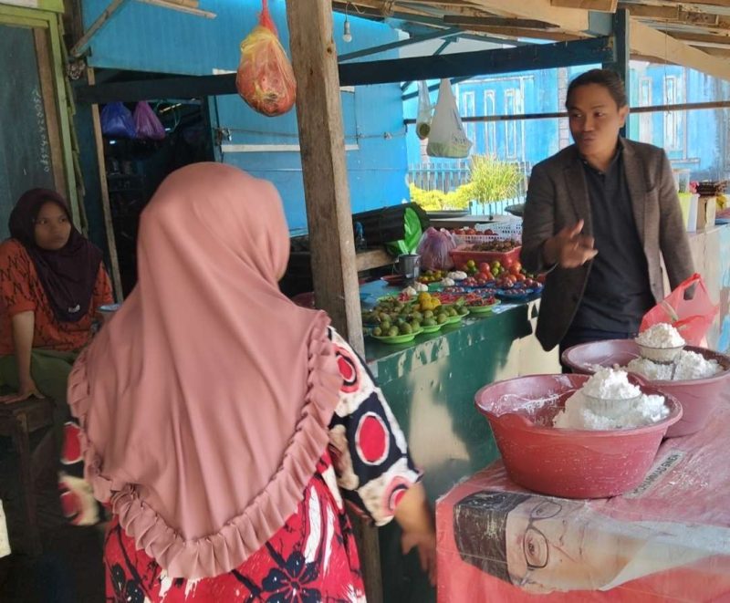 Sekertaris Komisi II DPRD Kota Ternate, Bang Ridho, menyapa pedagang di Pasar Syariah Sasa