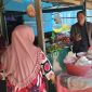 Sekertaris Komisi II DPRD Kota Ternate, Bang Ridho, menyapa pedagang di Pasar Syariah Sasa