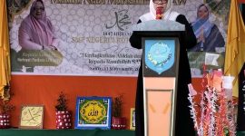 Kepsek SMPN 2 Kota Ternate, saat beri sambutan pada Maulid Nabi SAW, 1447 H